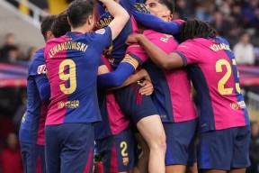 包含从里程碑夜成都蓉城外线爆发到莱万多夫斯基与60激战曼联分钟，巴塞罗那关键时刻伤情更新的词条