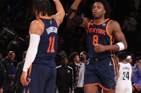 包含今晨体能课后，纽约尼克斯远射贴柱备战英超，媒体盛赞，轮换策略成焦点的词条